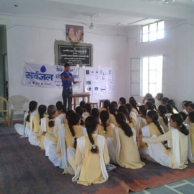 volunteer-educating-school-girls