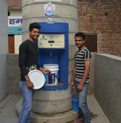 people-using-sarvajal-water-utility