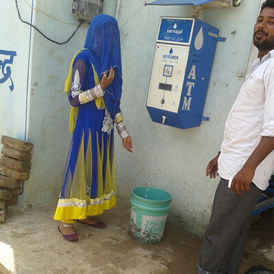 woman-using-sarvajal-water-atm