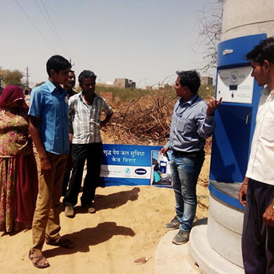 volunteer-educating-people-regarding-water-atm