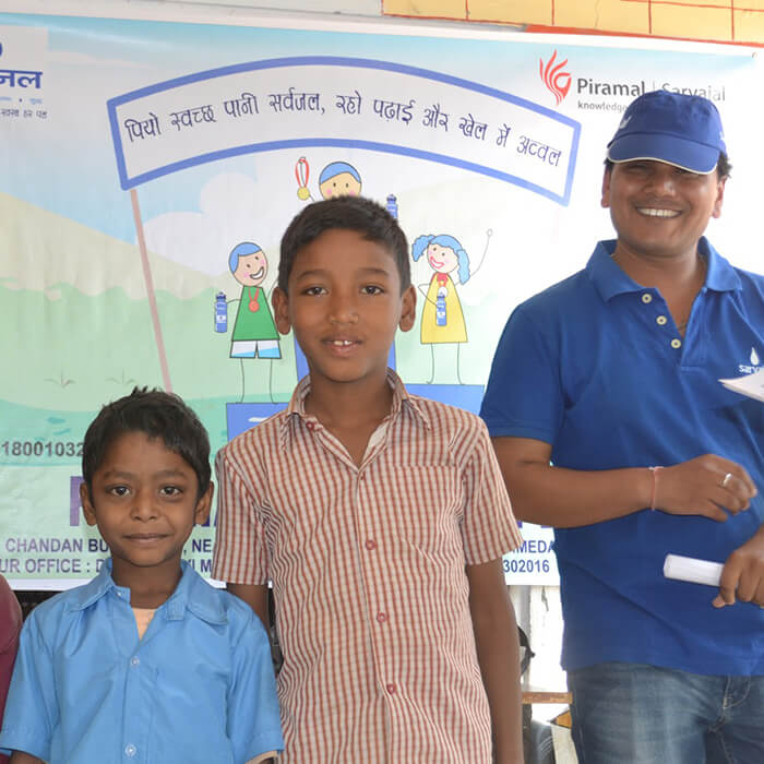 sarvajal-volunteer-with-school-children