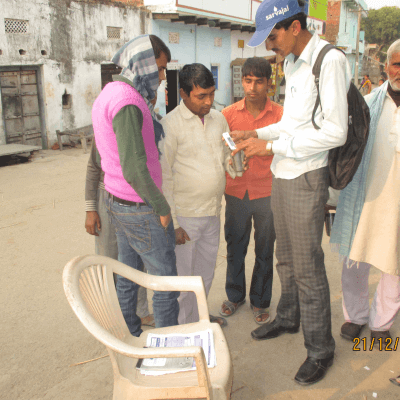 volunteer-discussion-with-people