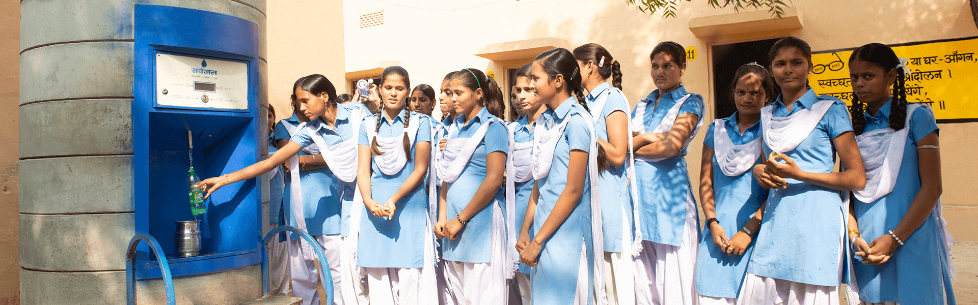 school-girls-using-sarvajal-water-atm