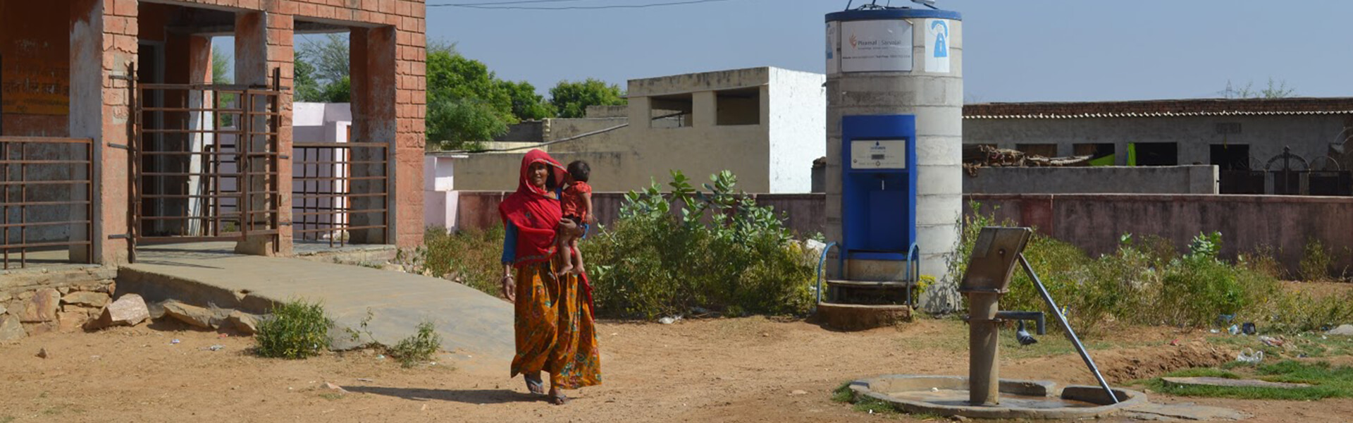 women-with-child-at-sarvajal-site